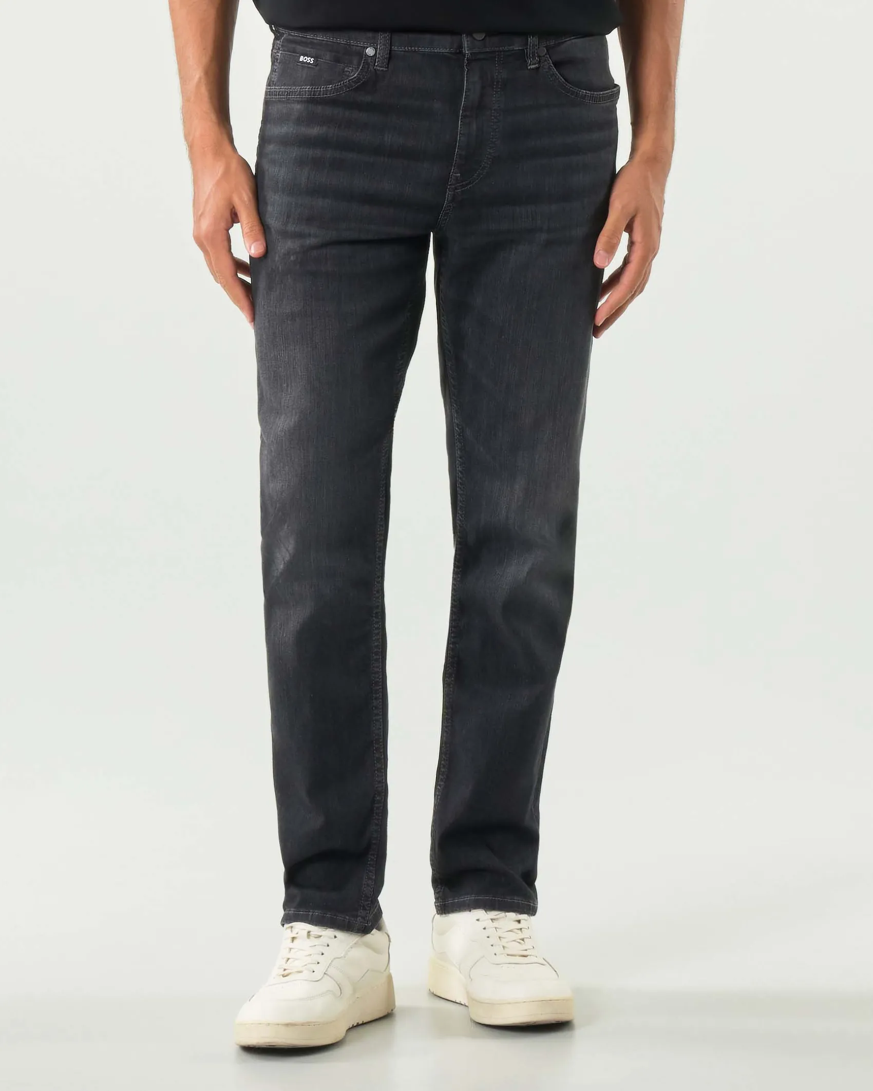 Jeans Boss Delaware slim-fit in cotone stretch lavaggio nero stone washed con leggere baffature