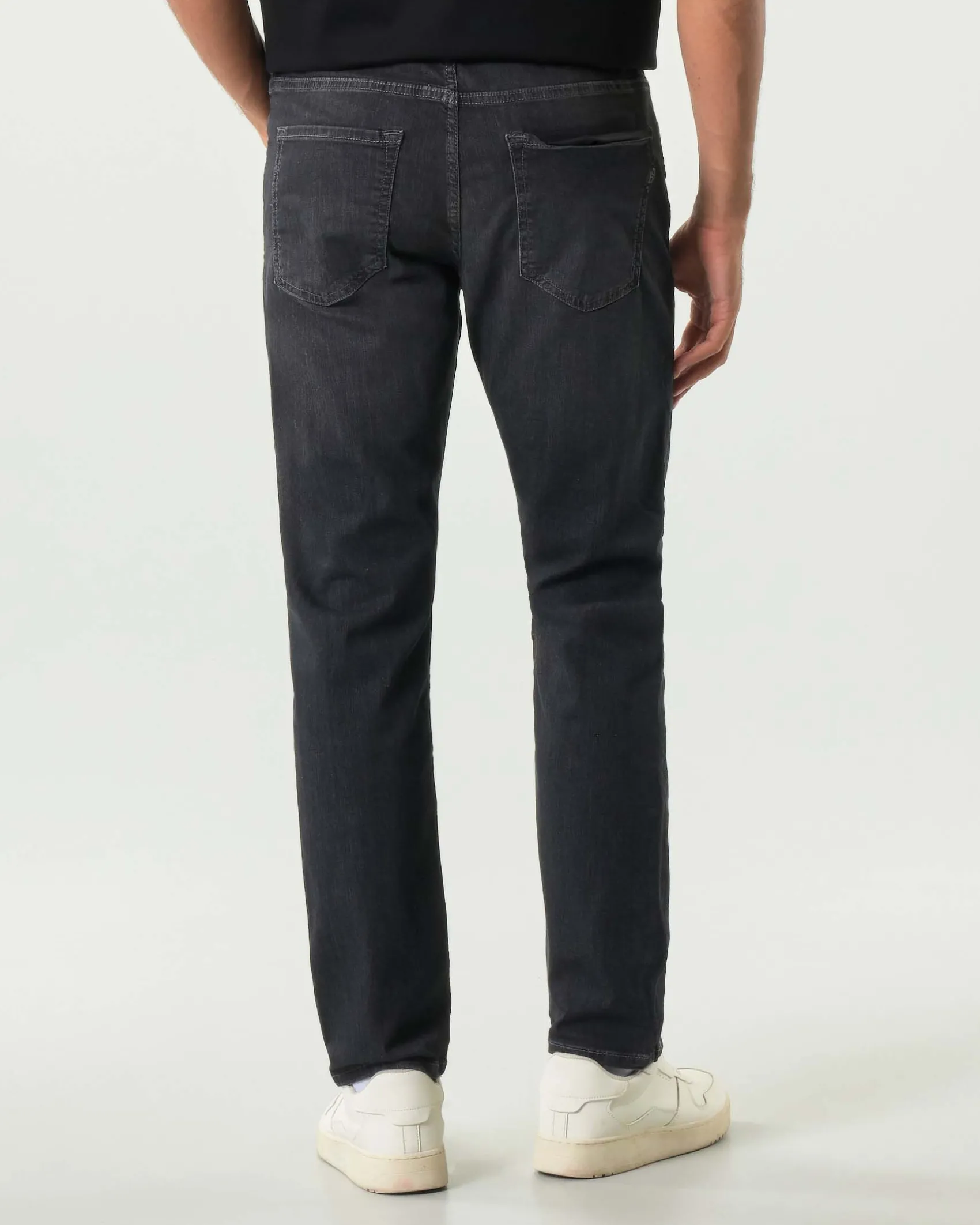 Jeans Boss Delaware slim-fit in cotone stretch lavaggio nero stone washed con leggere baffature
