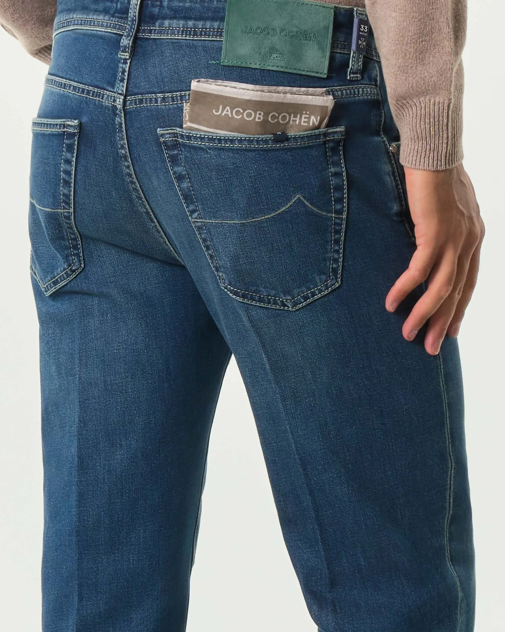 Jeans Jacob Cohen Scott carrot-fit in cotone stretch lavaggio medio stone washed con baffature