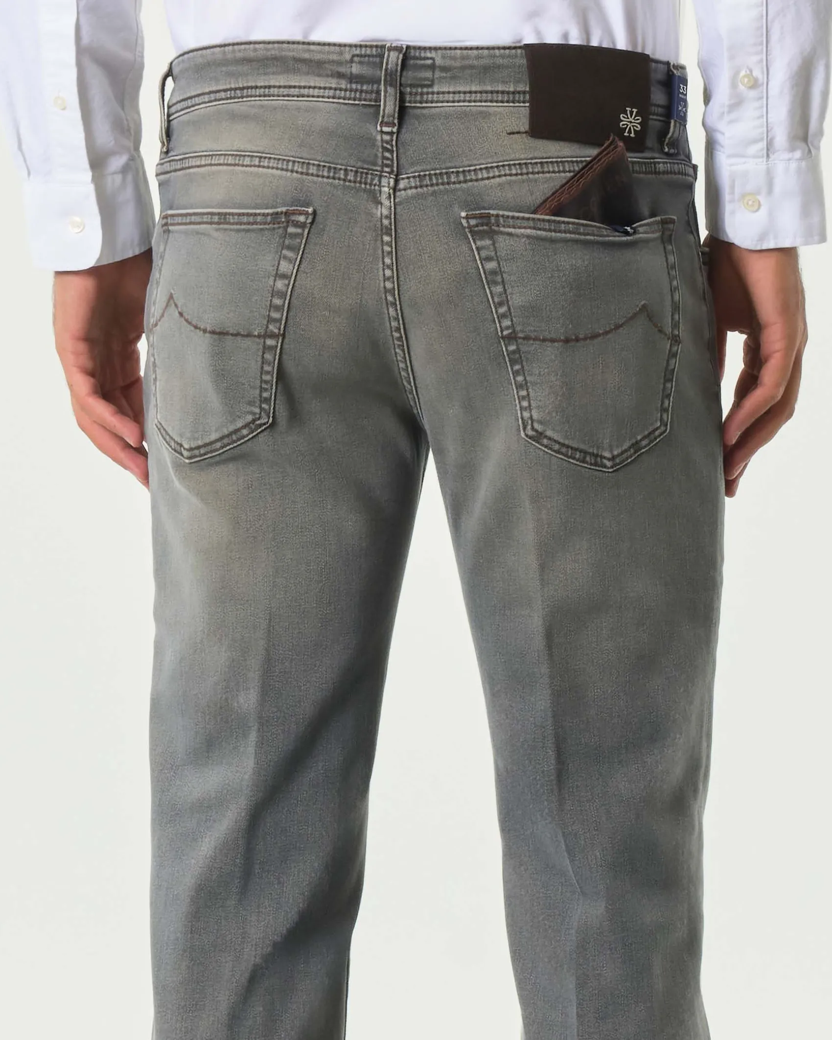 Jeans Jacob Cohen Scott carrot-fit in cotone stretch lavaggio grigio stone washed con sabbiature