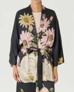 Kimono lungo Daisy nero in tessuto satin e chiusura con cintura