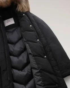 Luxury Arctic Parka nero imbottito in piuma naturale e cappuccio con profilo in pelliccia removibile