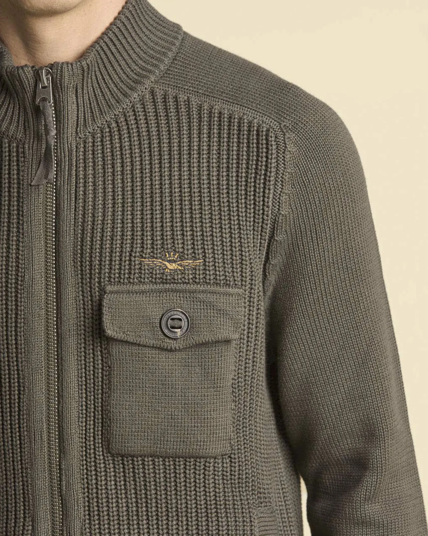Maglia Aeronautica Militare color fango a coste inglesi con collo alto chiusura zip e taschino al petto