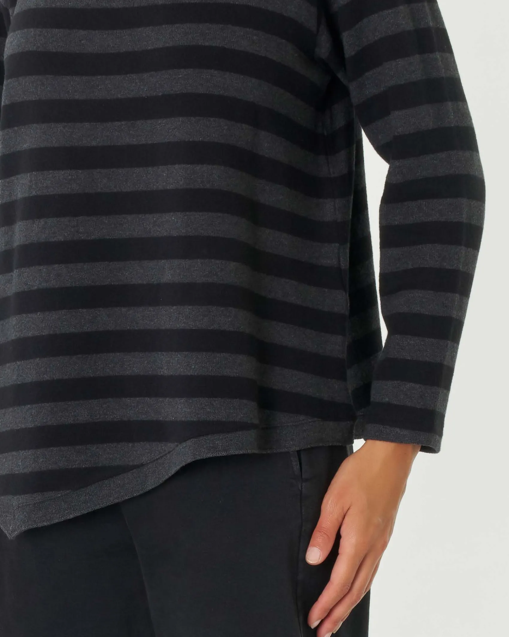 Maglia antracite e nera a righe in cotone stretch con collo a cratere e fondo a punte