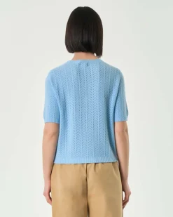 Maglia azzurra a maniche corte in viscosa a motivo punzonato a spina di pesce
