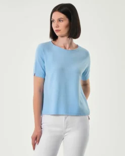 Maglia azzurra in misto viscosa a maniche corte con spacchetto sul fondo posteriore