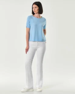 Maglia azzurra in misto viscosa a maniche corte con spacchetto sul fondo posteriore