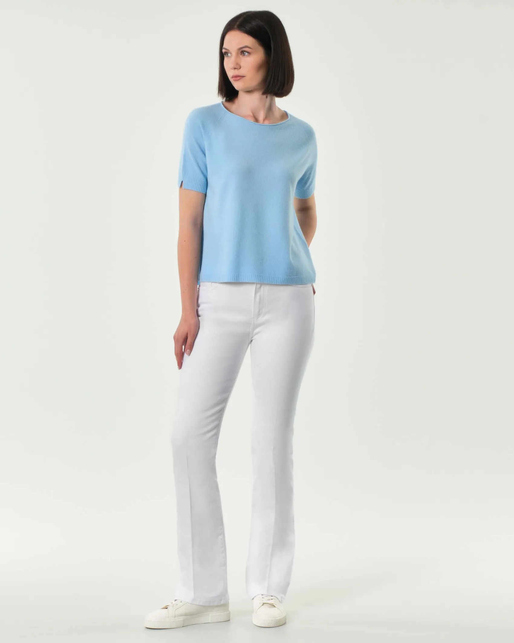 Maglia azzurra in misto viscosa a maniche corte con spacchetto sul fondo posteriore