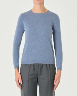 Maglia azzurro denim girocollo in cashmere con profili lavorati a costine