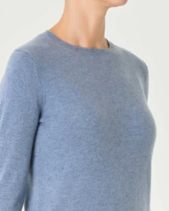 Maglia azzurro denim girocollo in cashmere con profili lavorati a costine
