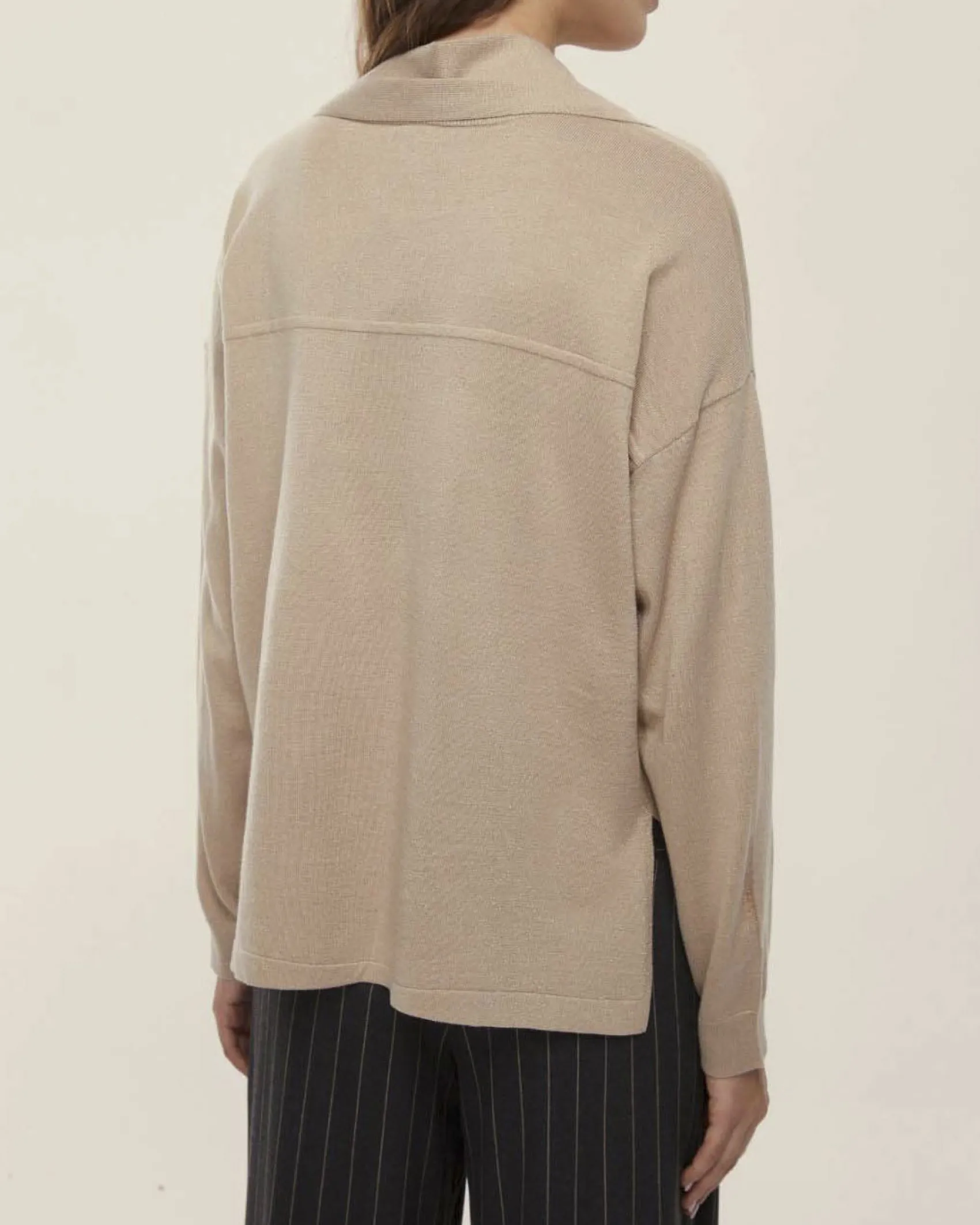 Maglia beige Emme Marella in misto lana con inserti in lurex a scollo a V e sciarpa rimovibile