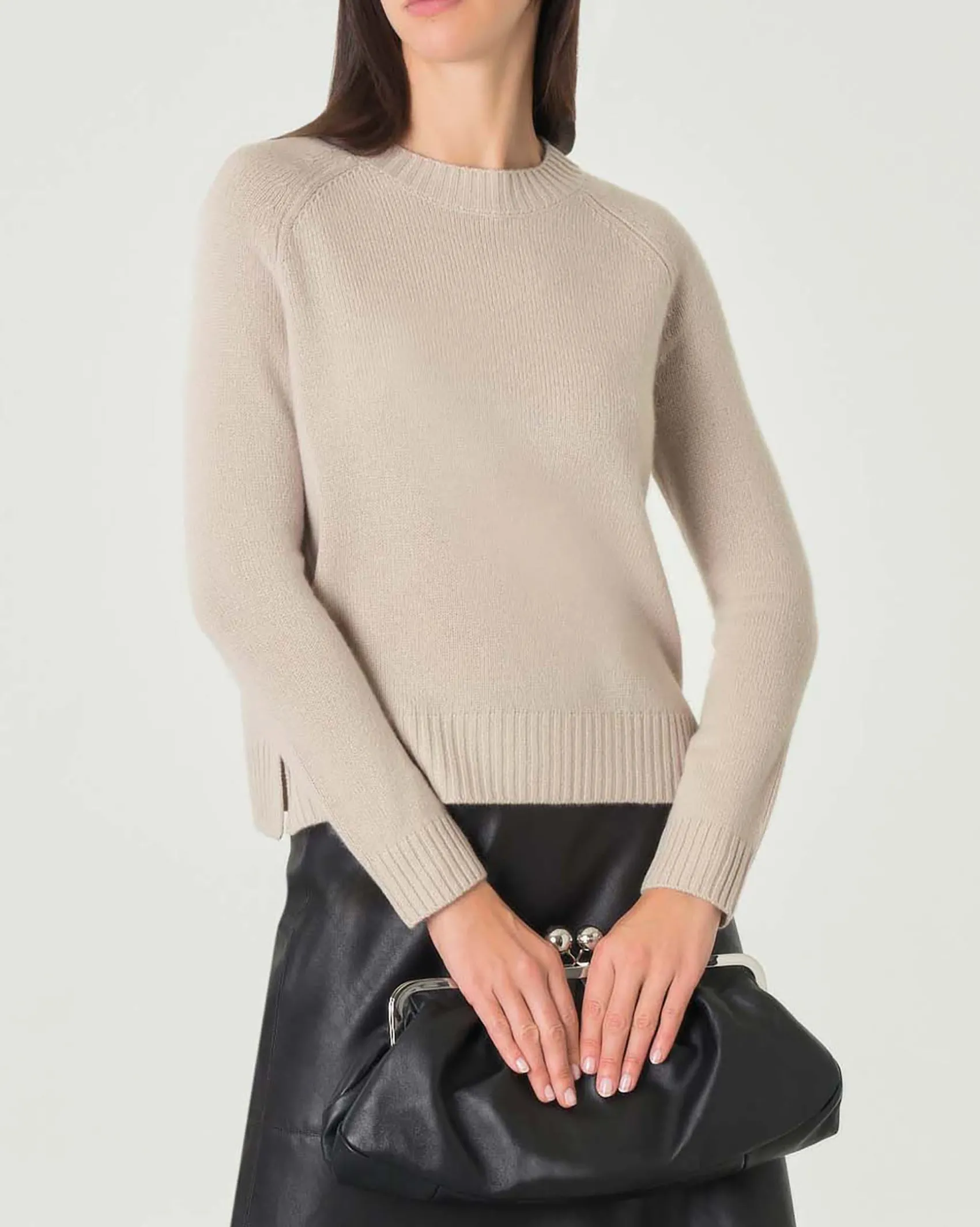 Maglia beige in cashmere con scollo tondo e spacchetti laterali