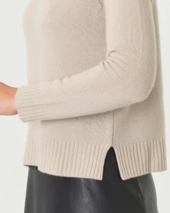 Maglia beige in cashmere con scollo tondo e spacchetti laterali