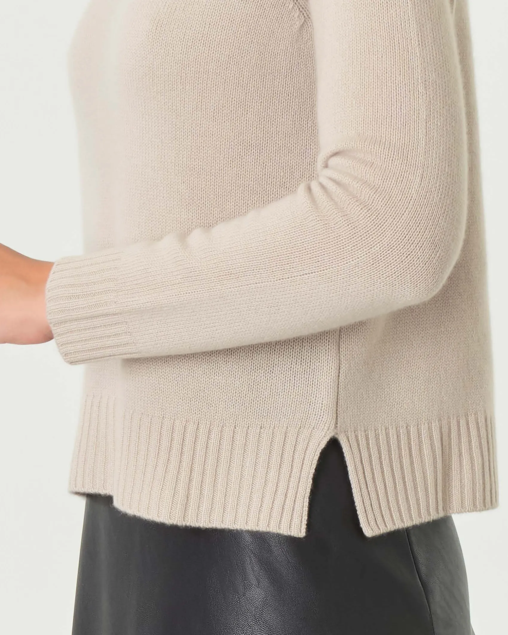 Maglia beige in cashmere con scollo tondo e spacchetti laterali
