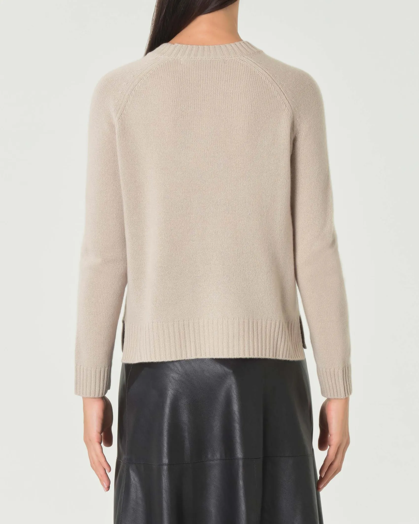 Maglia beige in cashmere con scollo tondo e spacchetti laterali