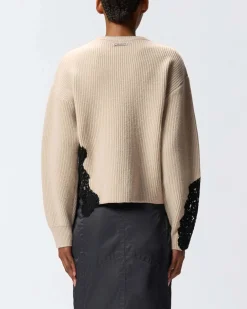 Maglia beige Pinko in lana a coste con scollo a giro e inserti in pizzo neri sul fianco e sulla manica