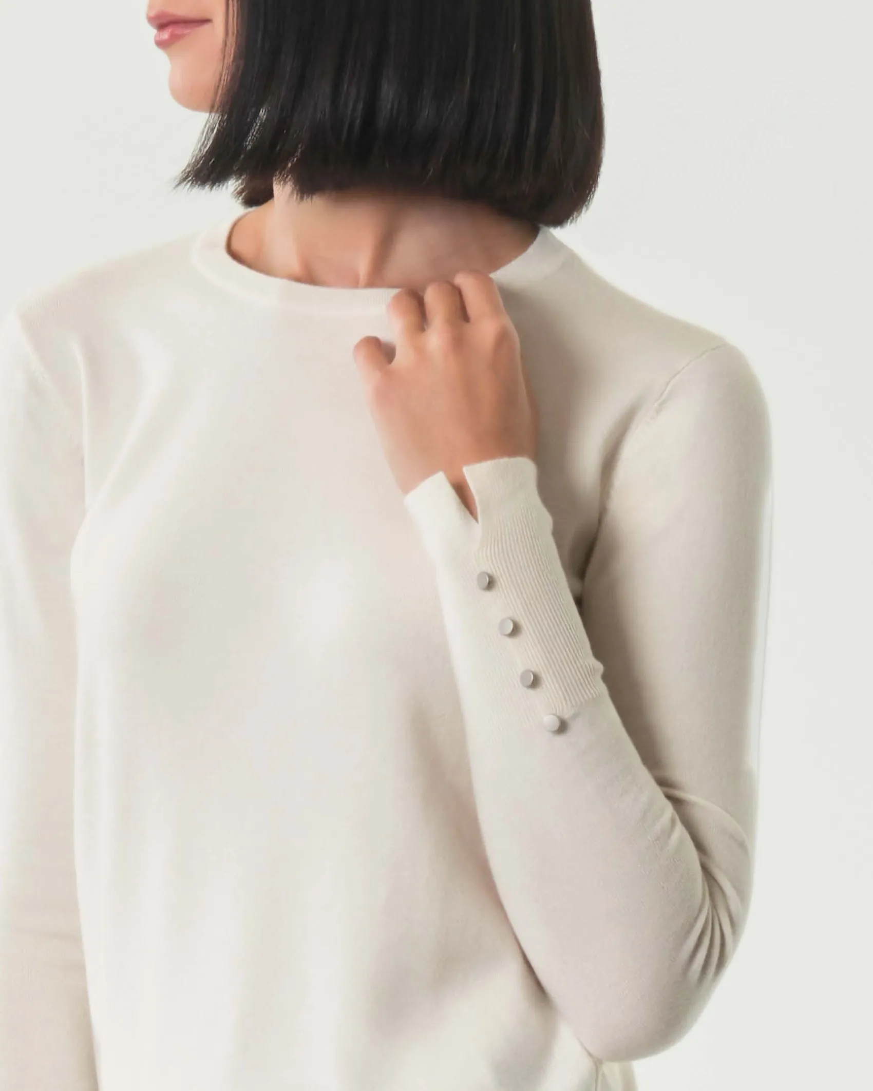 Maglia bianca Hlo! in misto viscosa con polsini alti lavorati a costine con bottoncini in metallo satinato