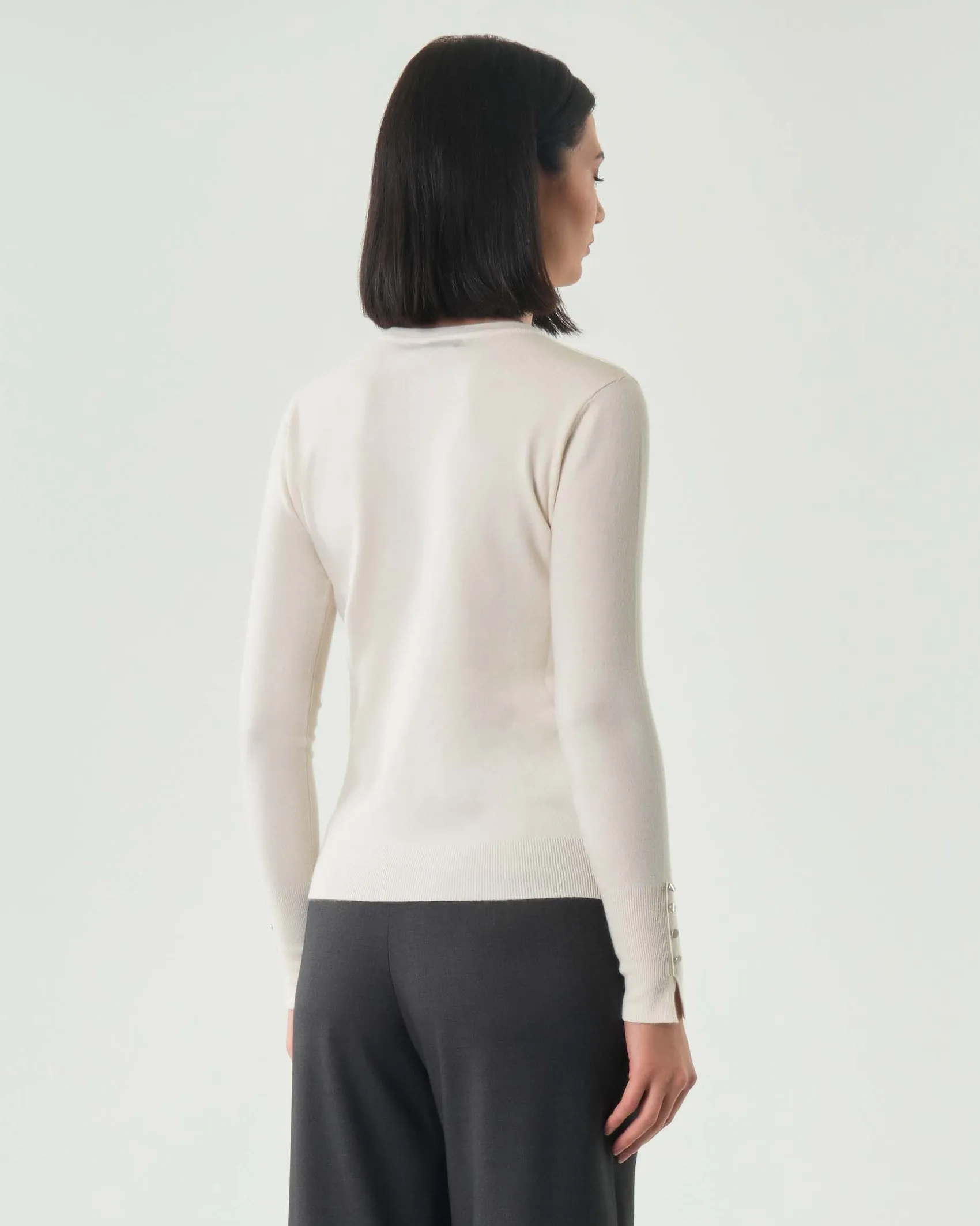 Maglia bianca Hlo! in misto viscosa con polsini alti lavorati a costine con bottoncini in metallo satinato