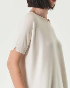 Maglia bianca in misto viscosa a maniche corte con spacchetto sul fondo posteriore