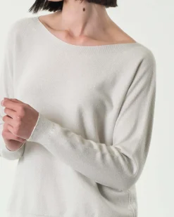 Maglia bianca in misto viscosa con inserti in lurex oro e scollo a barchetta