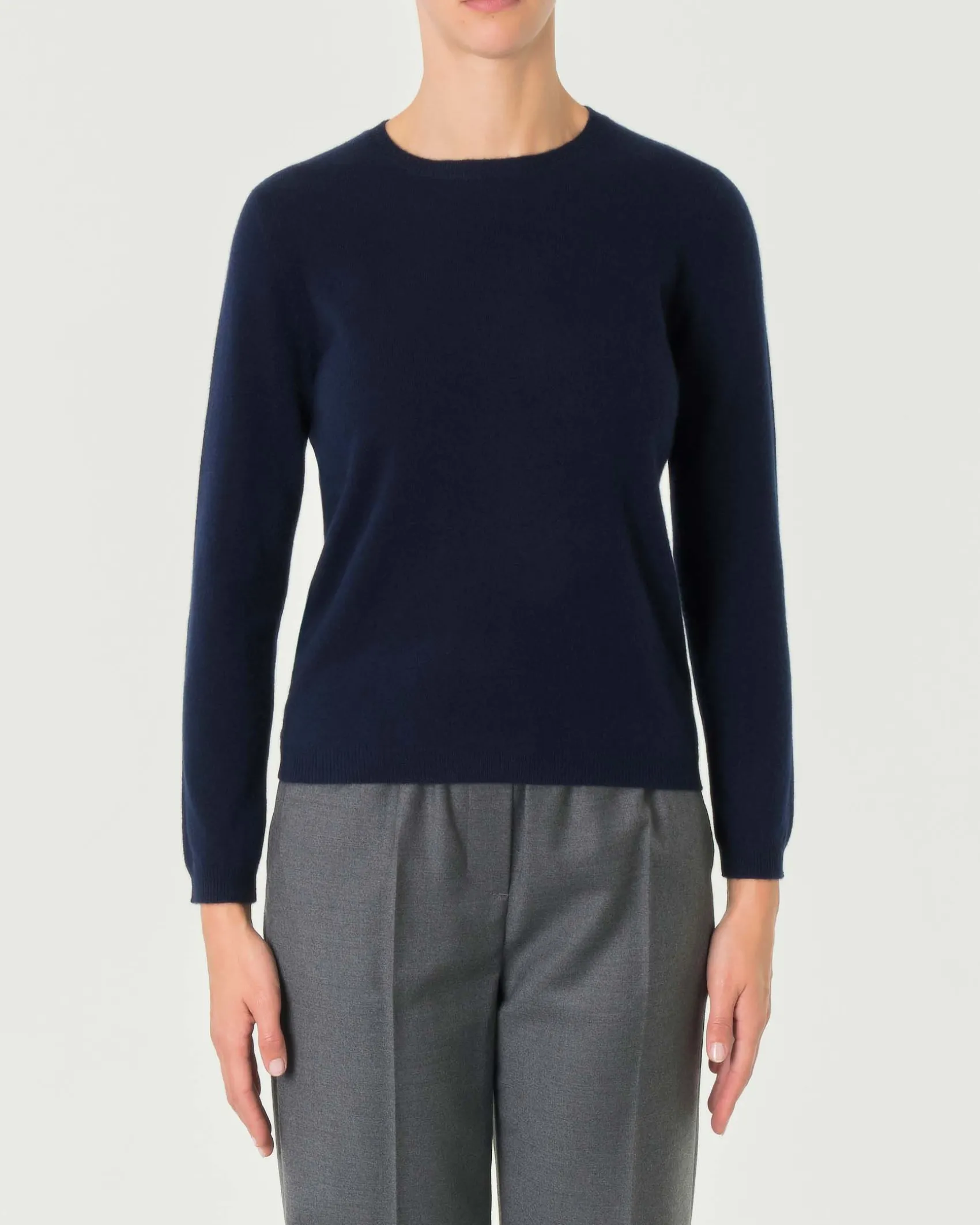Maglia blu girocollo in cashmere con profili lavorati a costine