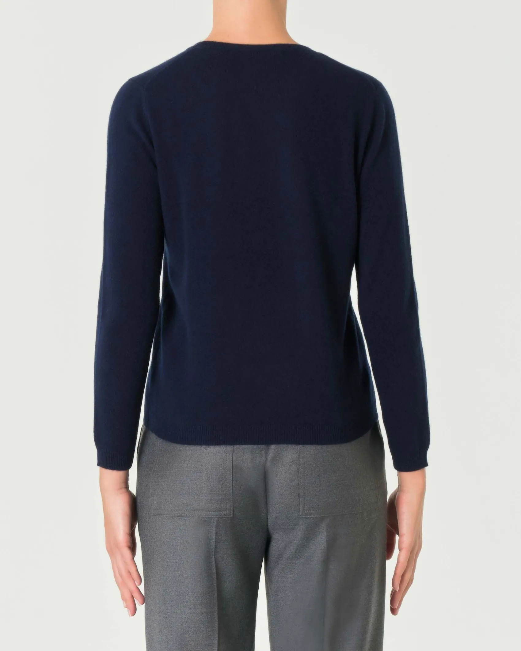 Maglia blu girocollo in cashmere con profili lavorati a costine