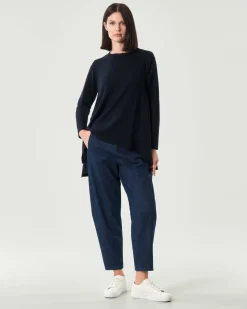 Maglia blu girocollo Jurerê in lana merino con fondo più lungo sul retro con faldone