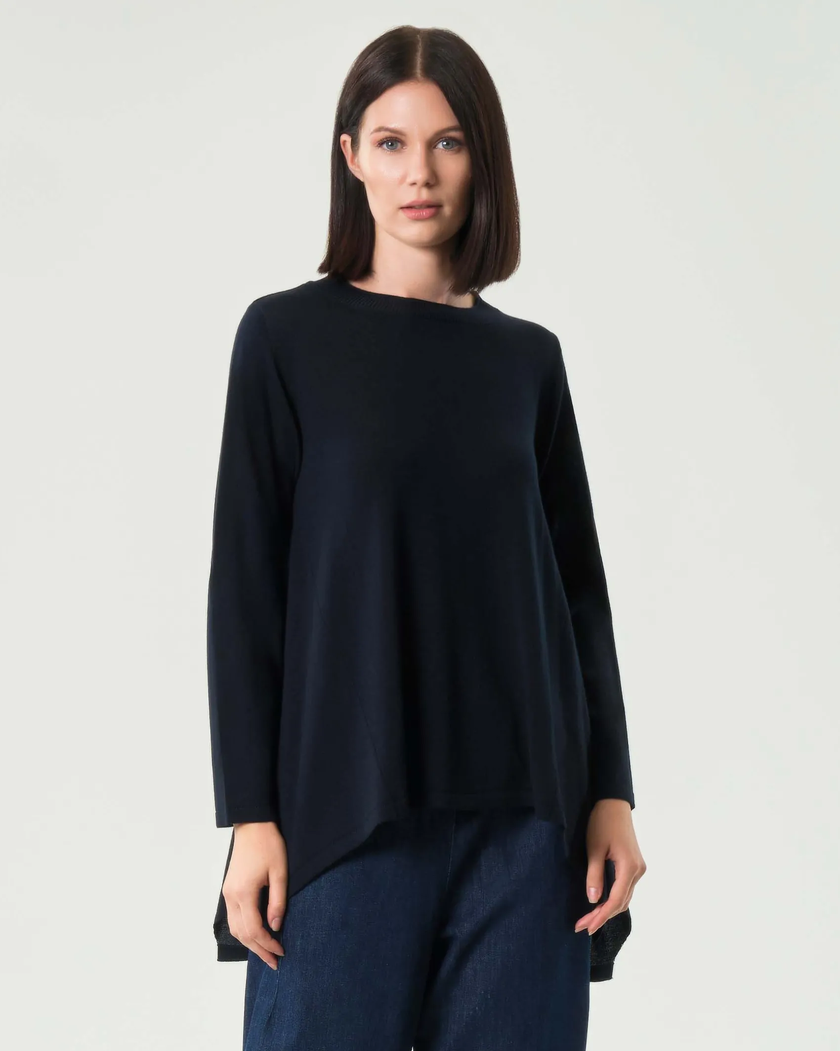 Maglia blu girocollo Jurerê in lana merino con fondo più lungo sul retro con faldone