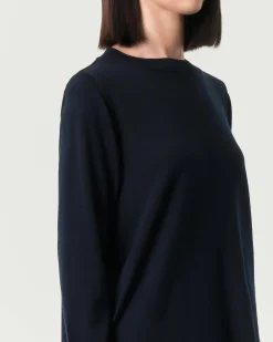 Maglia blu girocollo Jurerê in lana merino con fondo più lungo sul retro con faldone