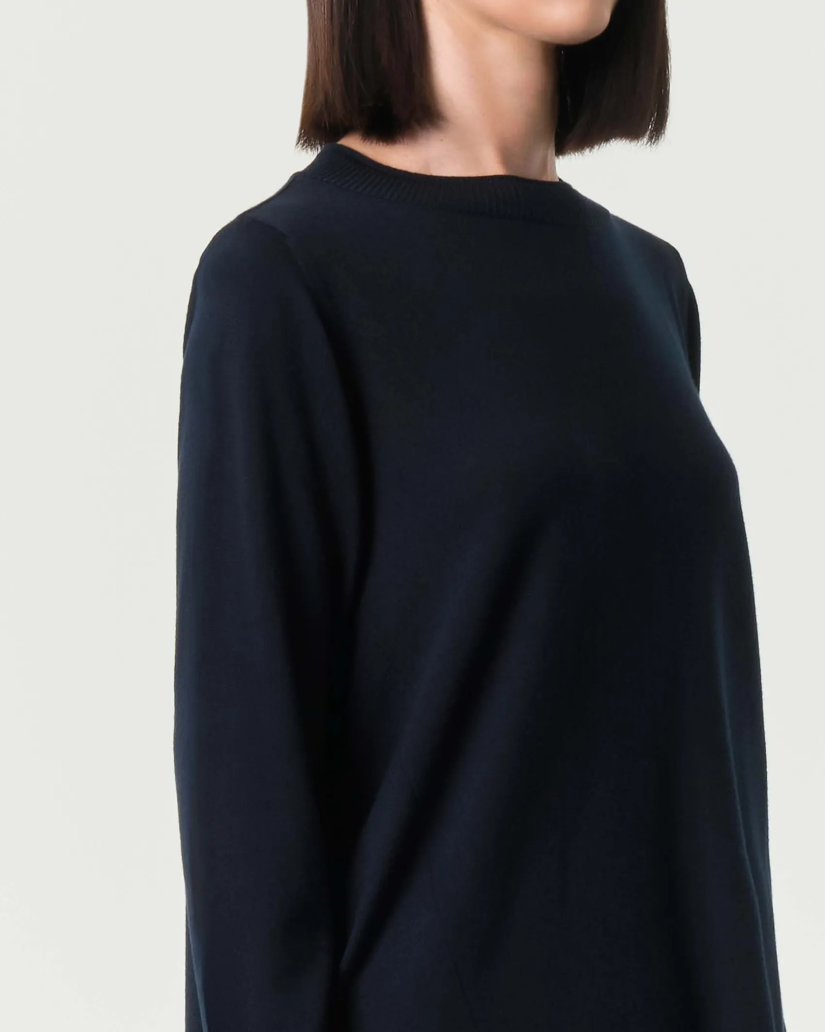 Maglia blu girocollo Jurerê in lana merino con fondo più lungo sul retro con faldone