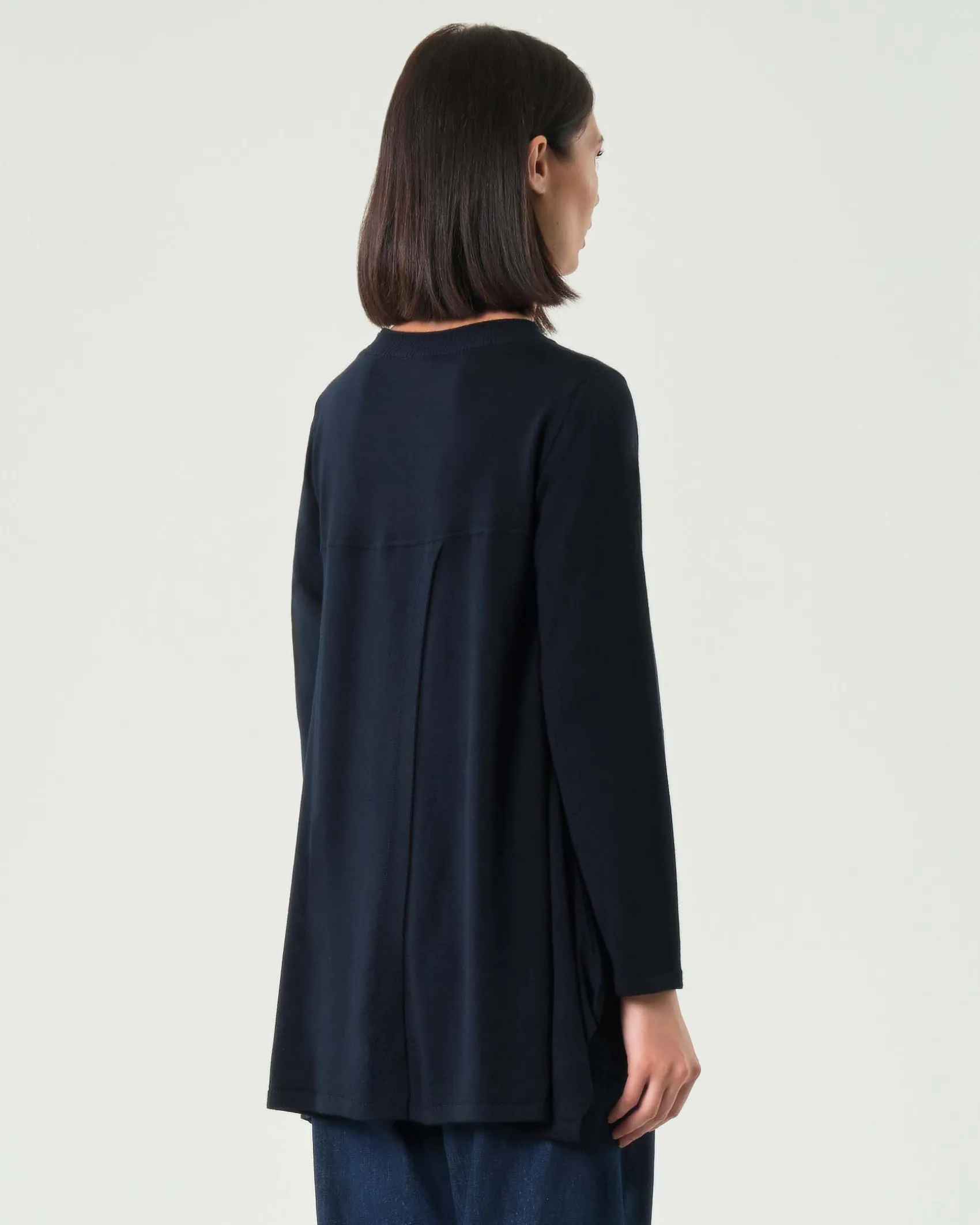 Maglia blu girocollo Jurerê in lana merino con fondo più lungo sul retro con faldone