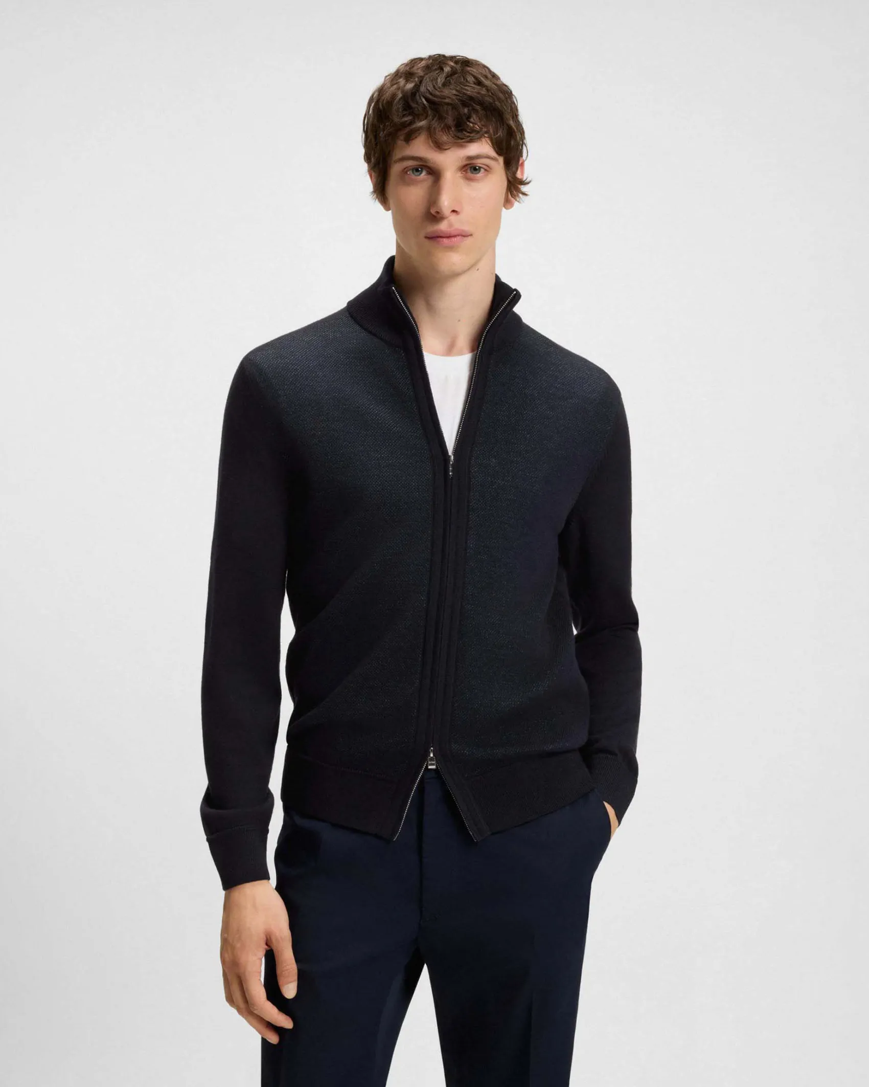 Maglia blu in pura lana vergine con pannello lavorato e chiusura zip a doppio cursore