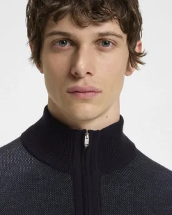 Maglia blu in pura lana vergine con pannello lavorato e chiusura zip a doppio cursore