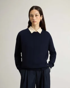 Maglia blu Woolrich in lana e cashmere dalla linea boxy con scollo tondo