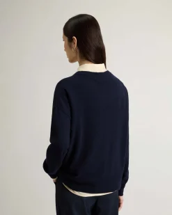 Maglia blu Woolrich in lana e cashmere dalla linea boxy con scollo tondo