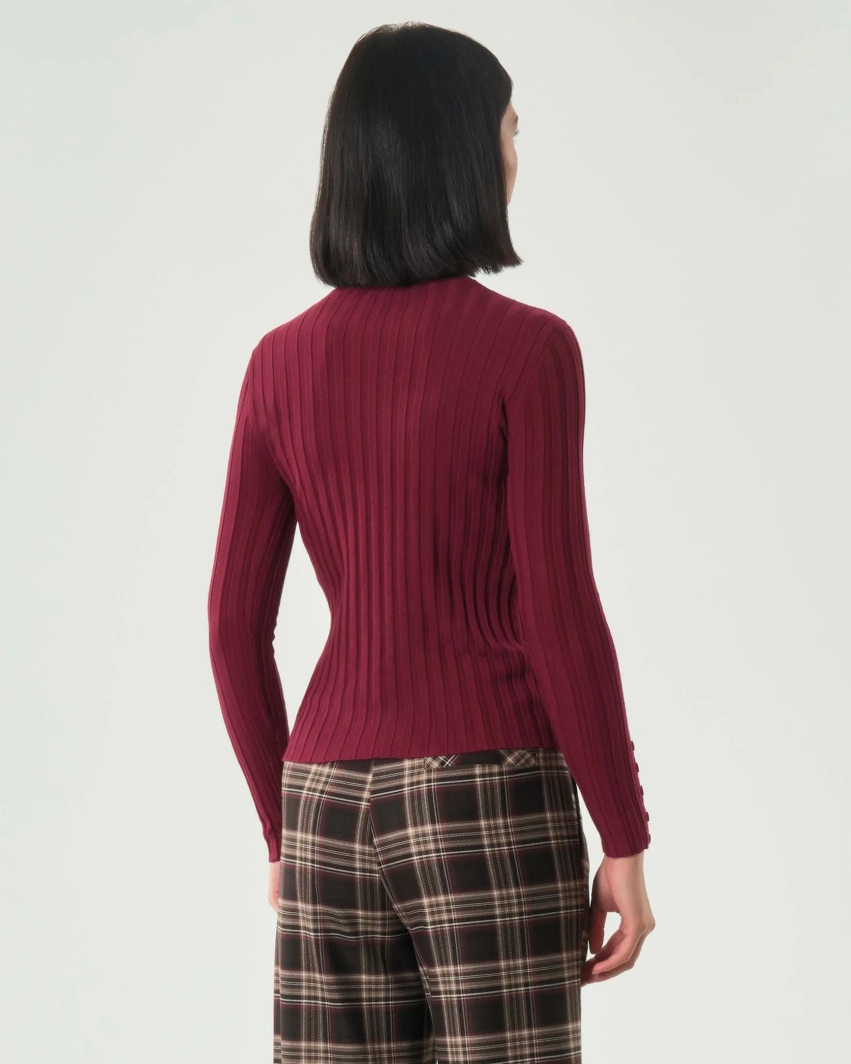 Maglia bordeaux Hlo! in misto viscosa a coste piatte con scollo a V e bottoncini lungo i polsini