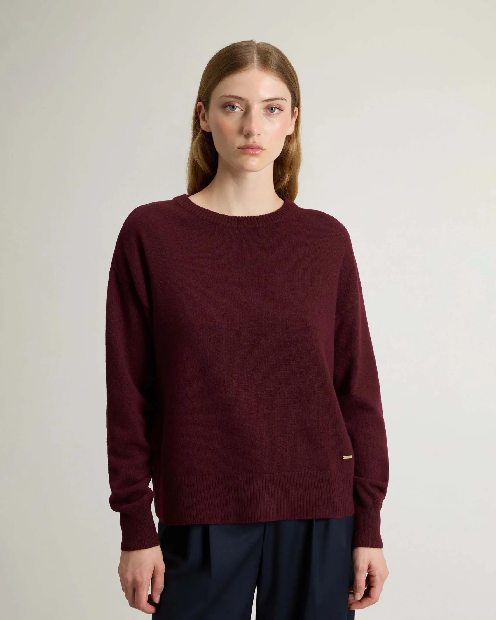 Maglia bordeaux Woolrich in lana e cashmere dalla linea boxy con scollo tondo