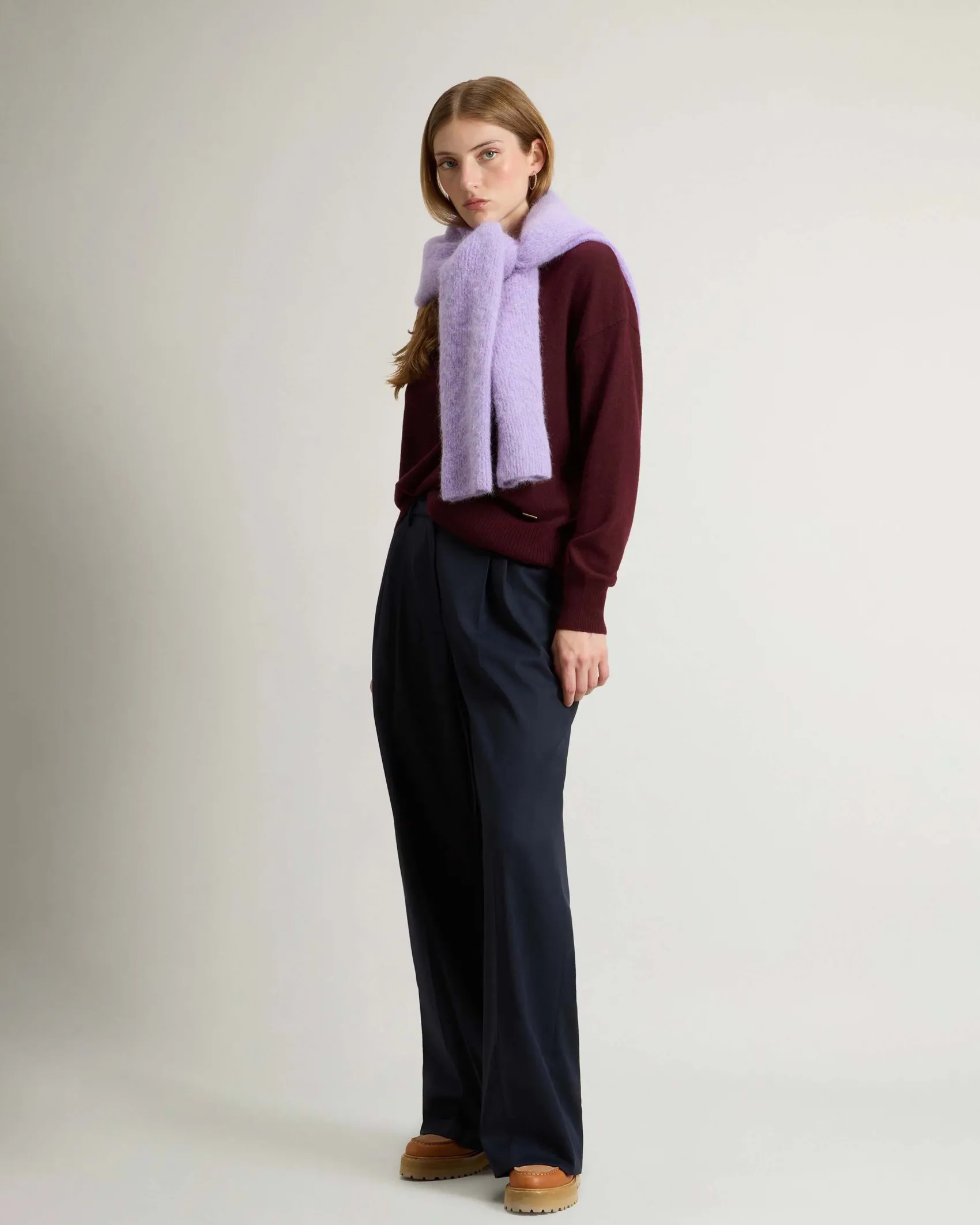 Maglia bordeaux Woolrich in lana e cashmere dalla linea boxy con scollo tondo