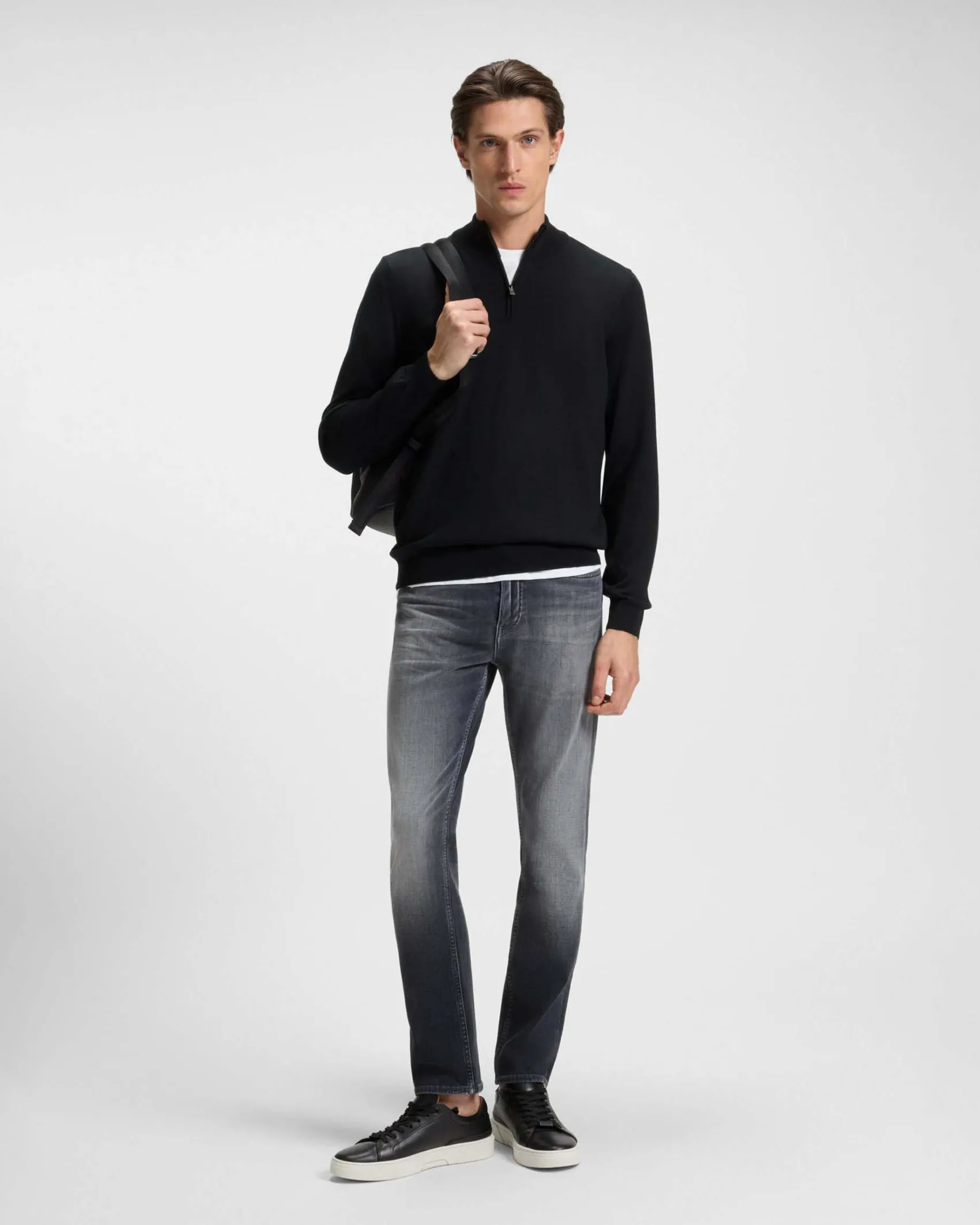 Maglia Boss nera in pura lana vergine con apertura a mezza zip