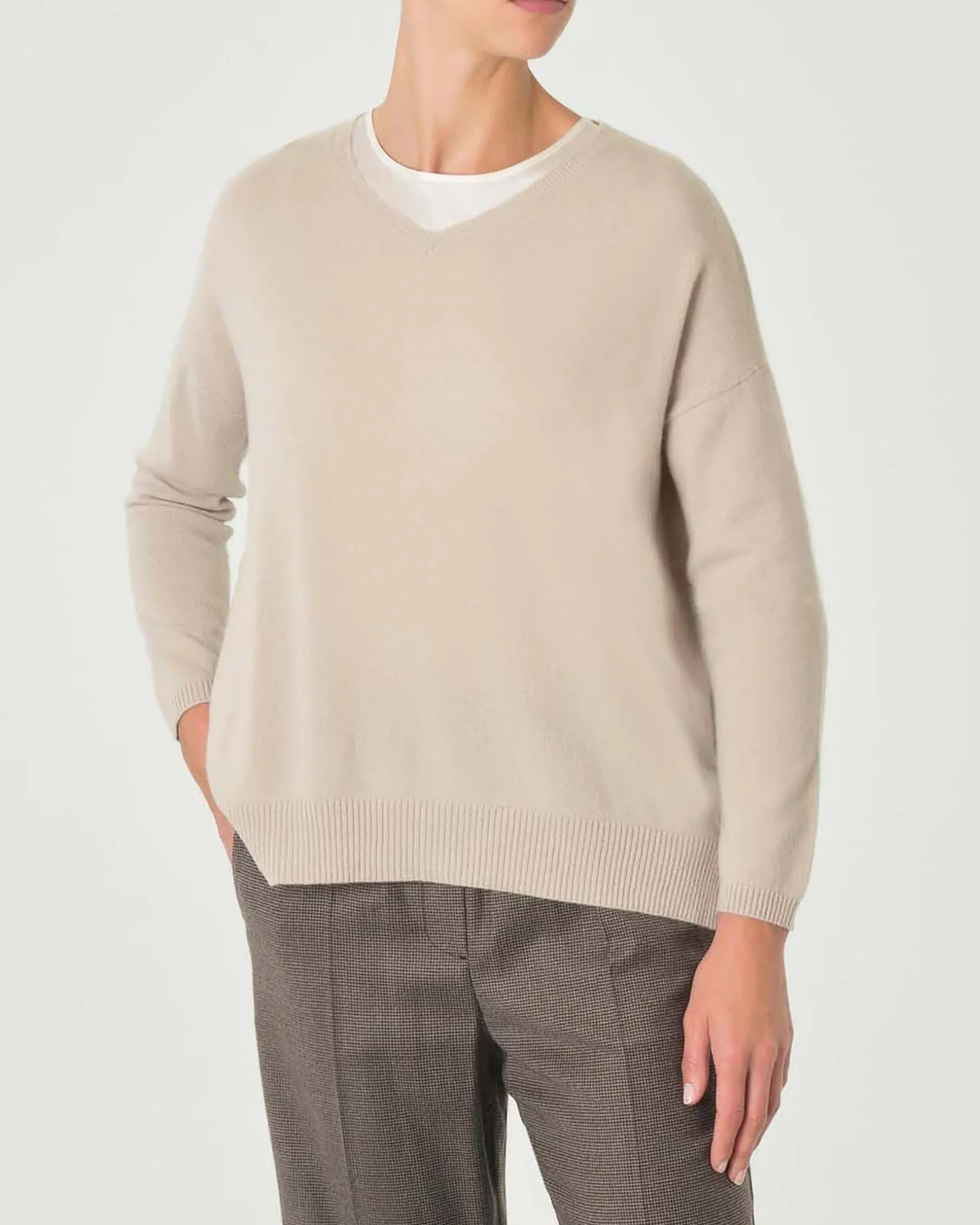 Maglia boxy beige in puro cashmere con scollo a V