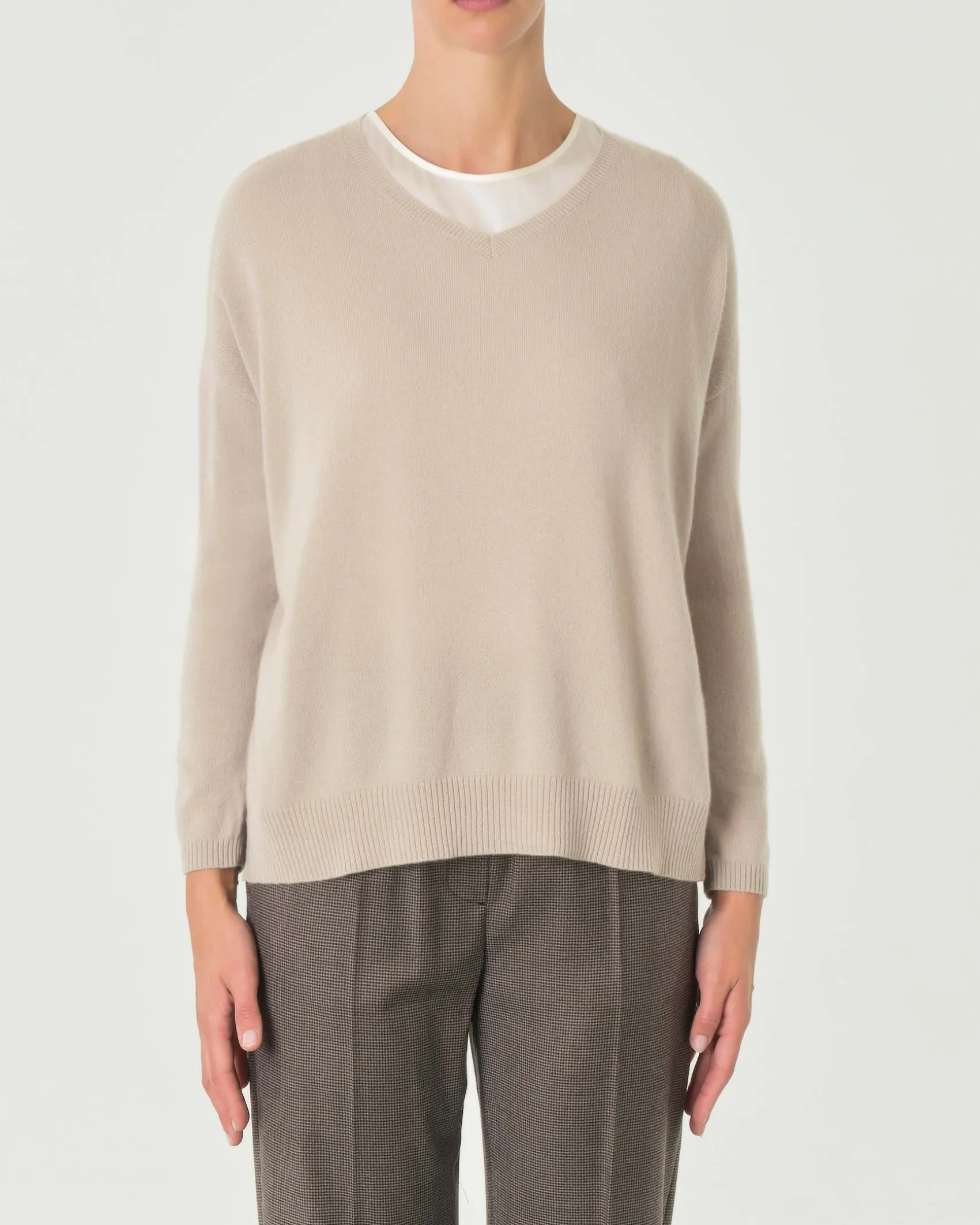 Maglia boxy beige in puro cashmere con scollo a V