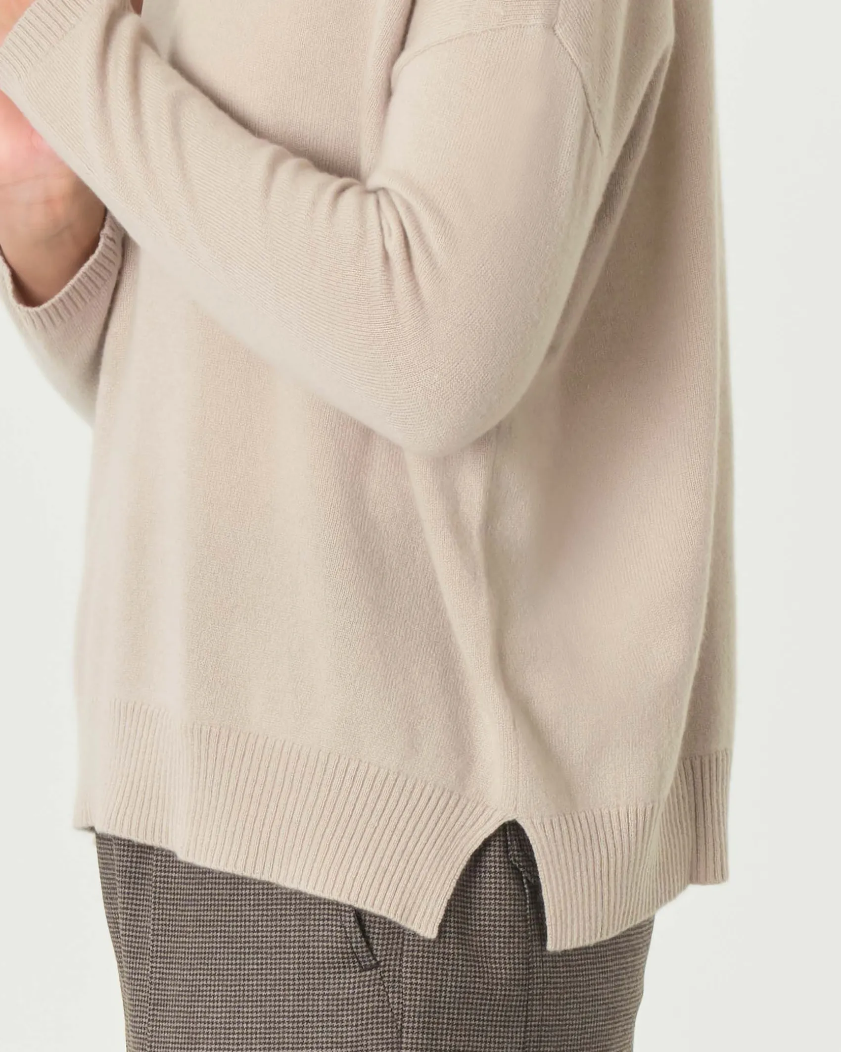 Maglia boxy beige in puro cashmere con scollo a V