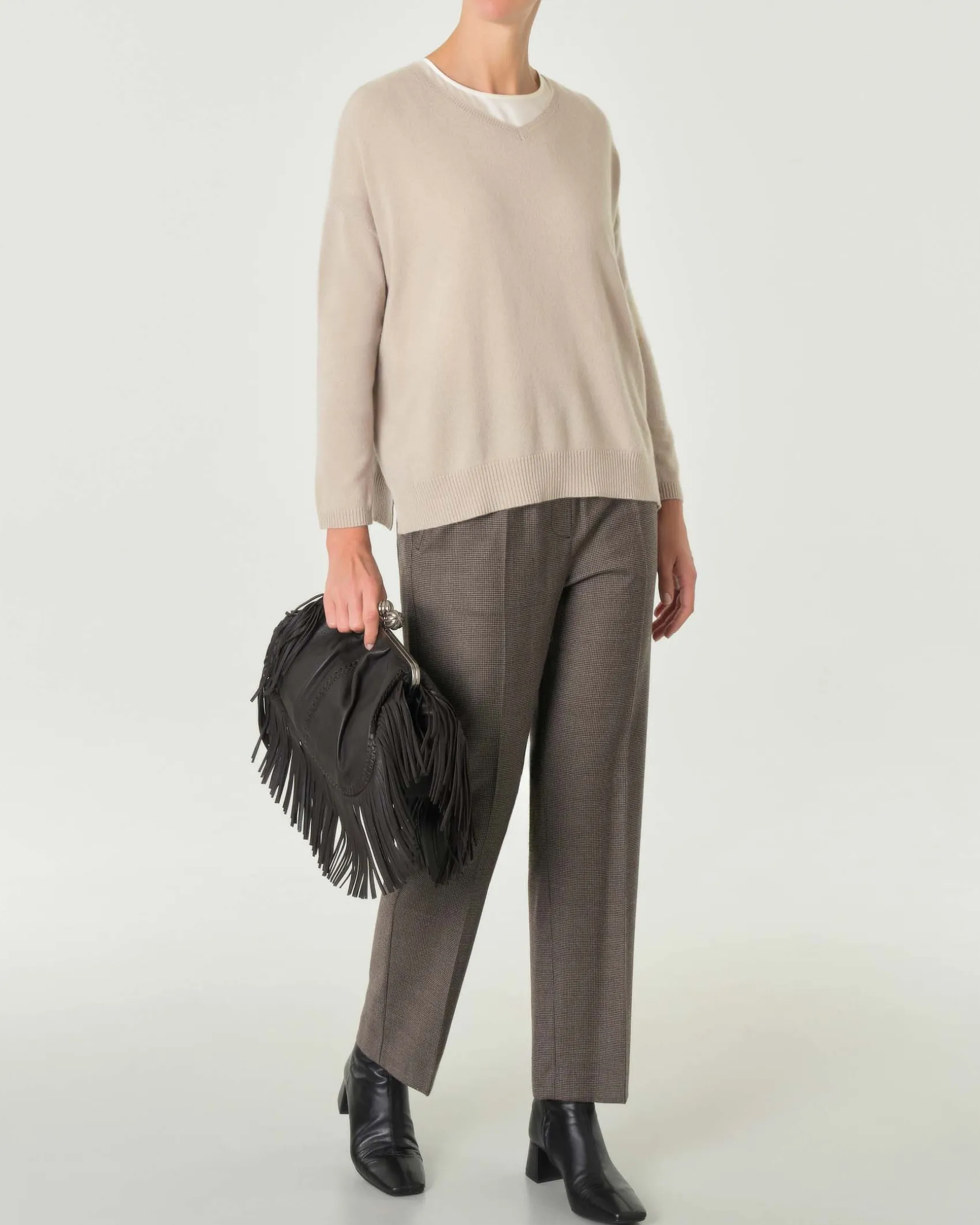 Maglia boxy beige in puro cashmere con scollo a V
