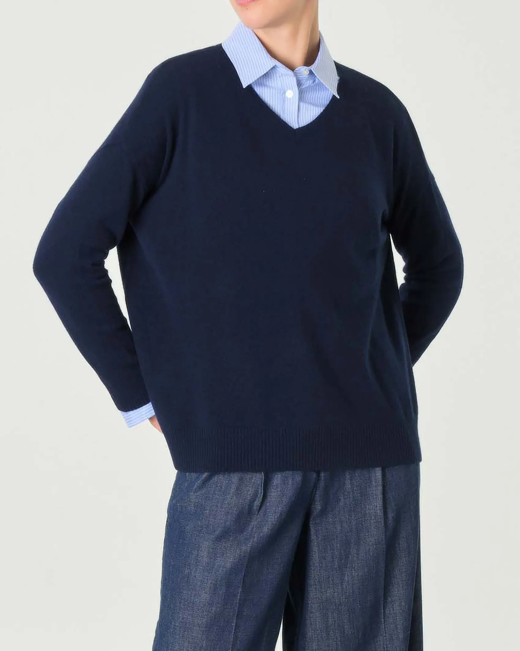 Maglia boxy blu in puro cashmere con scollo a V