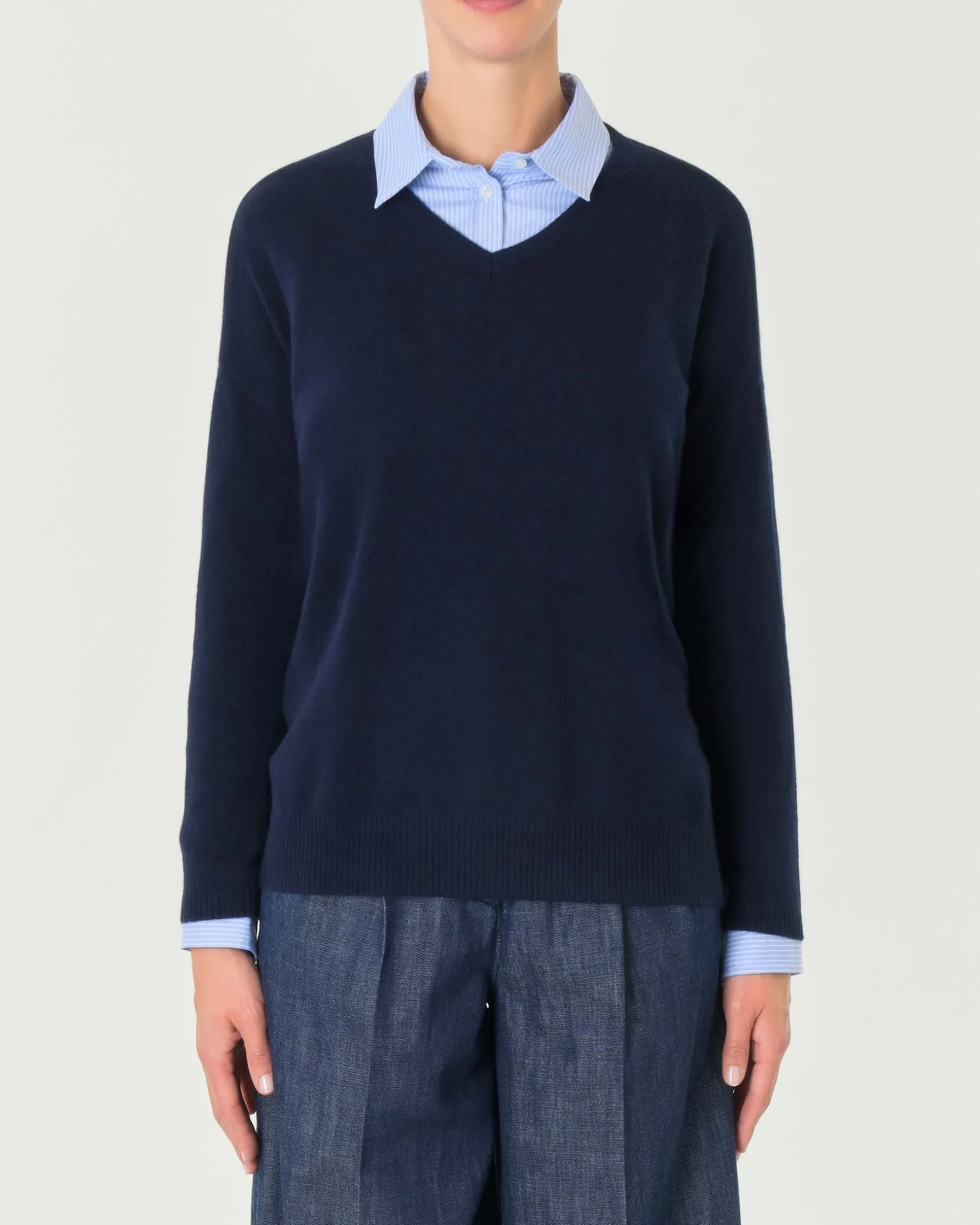 Maglia boxy blu in puro cashmere con scollo a V