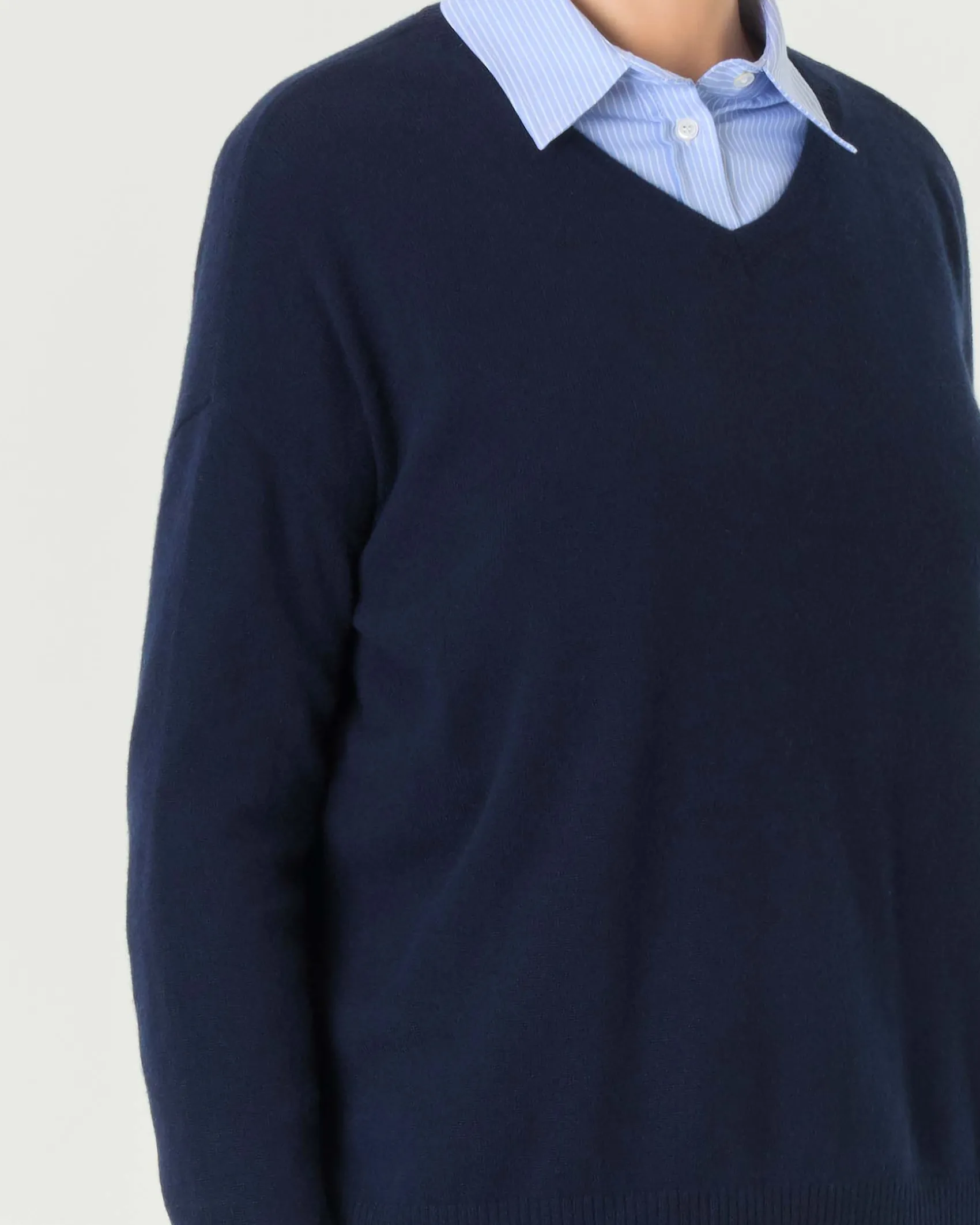 Maglia boxy blu in puro cashmere con scollo a V