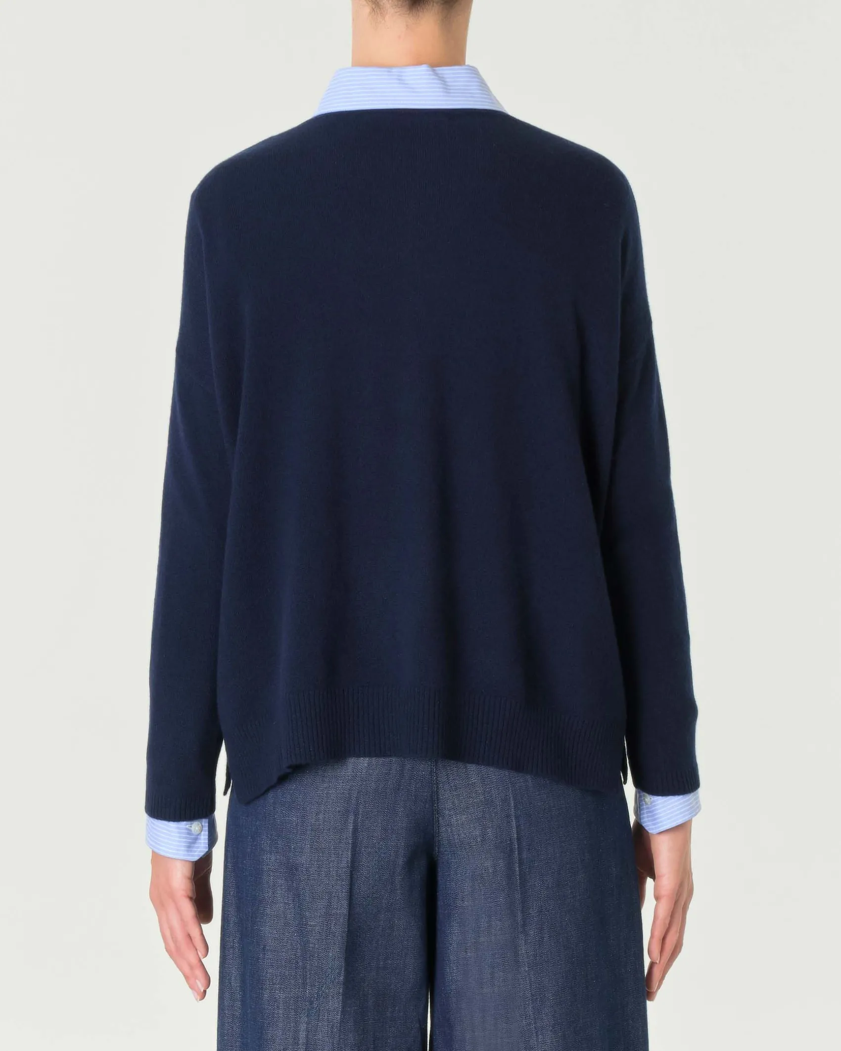 Maglia boxy blu in puro cashmere con scollo a V