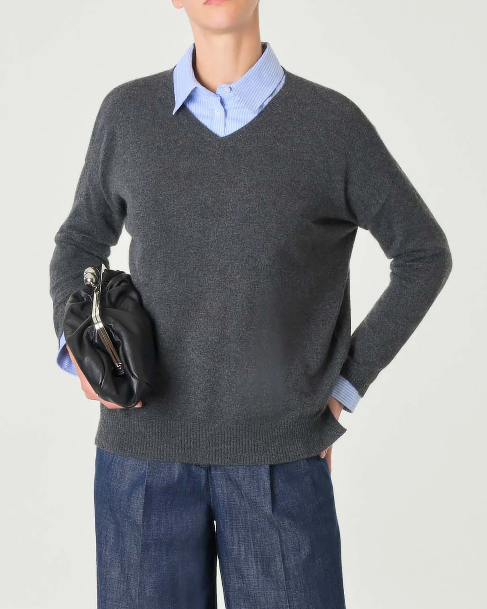 Maglia boxy grigio antracite in puro cashmere con scollo a V