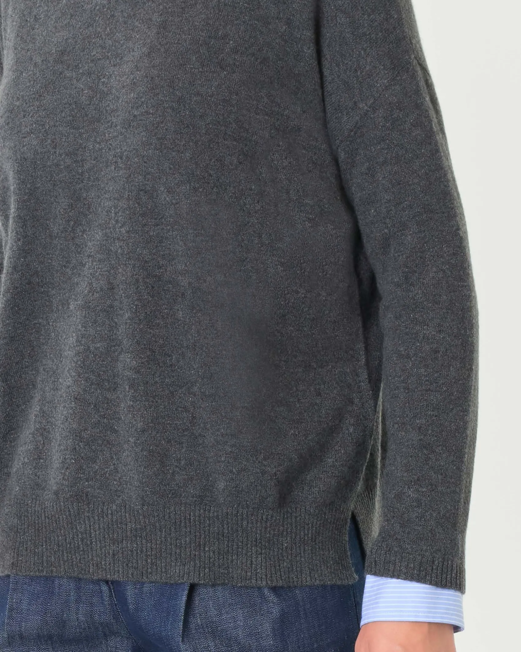 Maglia boxy grigio antracite in puro cashmere con scollo a V