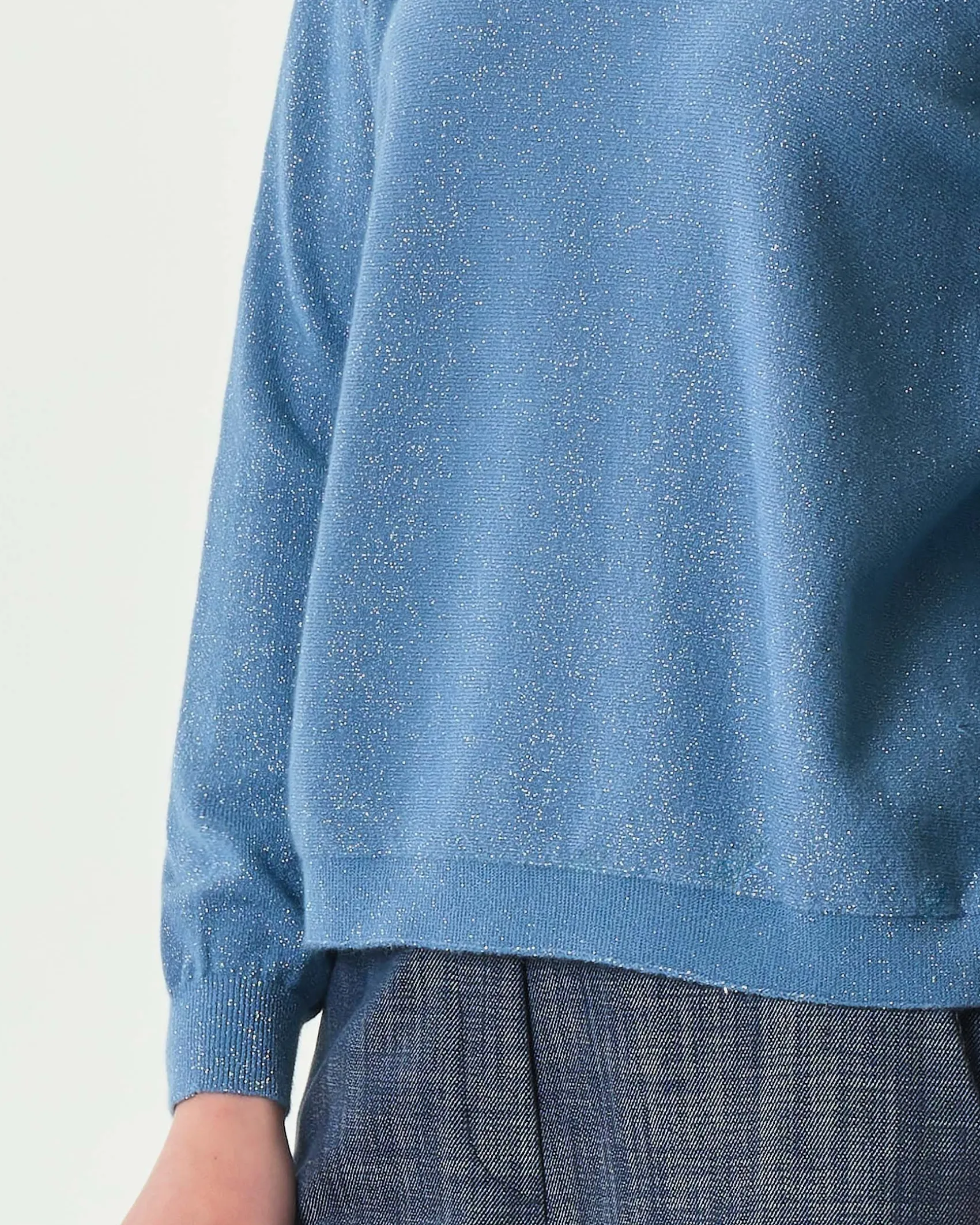 Maglia color avio in misto viscosa con inserti in lurex oro e scollo a barchetta